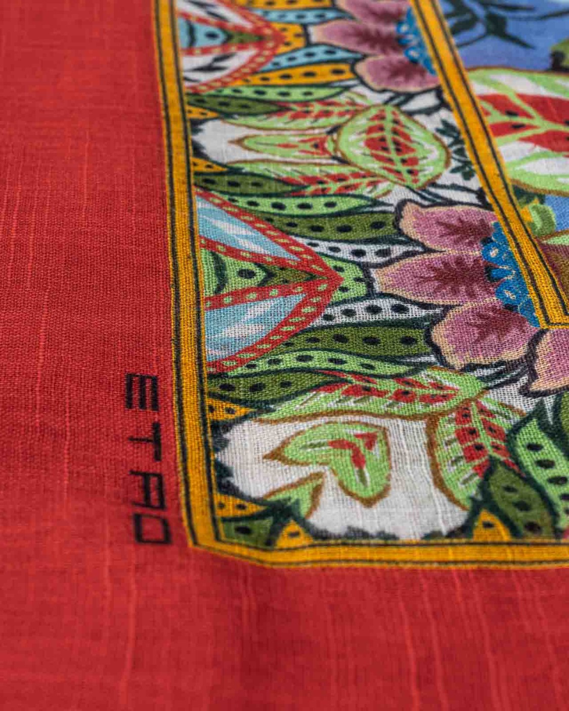 shop ETRO  Sciarpa: Etro sciarpa paisley.
Sciarpa realizzata in seta con stampa Paisley. 
Bordi decorati con piccole frange.
Logo Etro.
70 x 170 cm.
58% modal, 32% cotone, 10% seta.
Fabbricato in Italia.. WATA0013 AV284-X0800 number 8802637